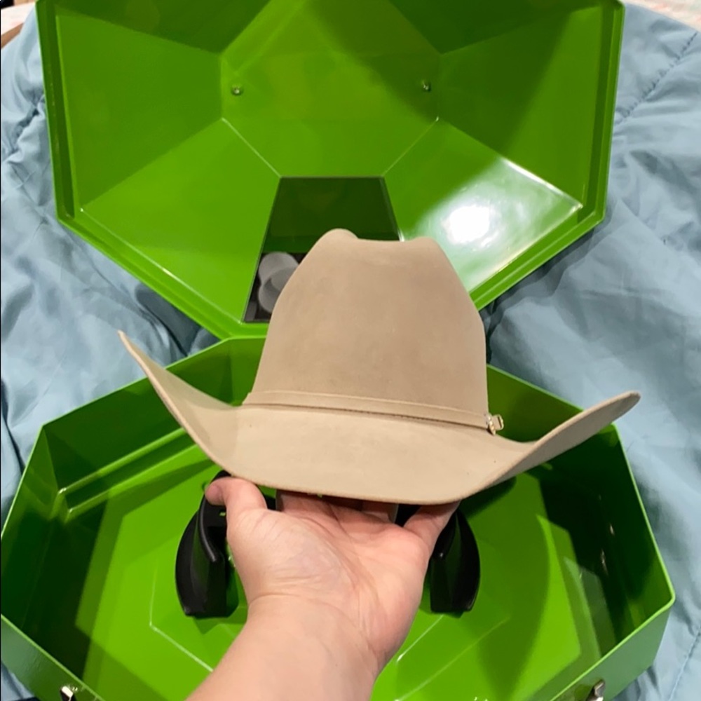 Size 6 7/8 Serratelli tan felt hat with hat box